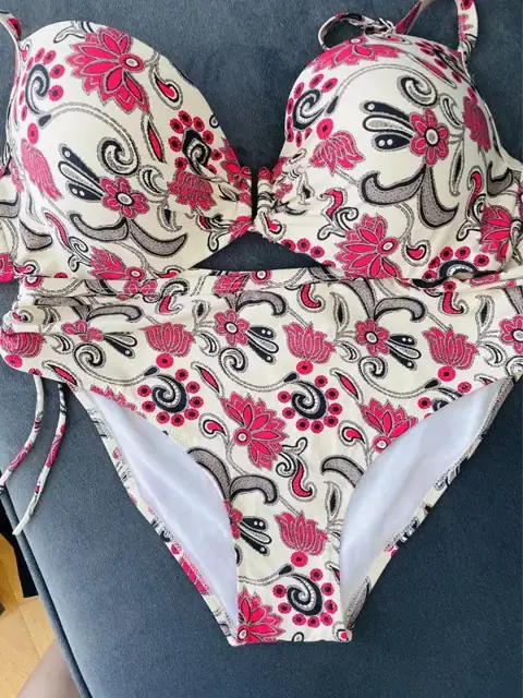 Роздільний купальник новий.