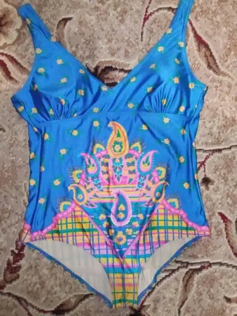 Яскравий жіночий суцільний купальник розмір M/L