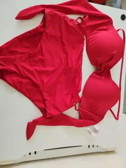 Купальник  червоного кольору від Tezenis  Calzedonia Італія, розмір, М , не  вживаний , плавки на шнурівці  по боках,бюстгальтер на завязках розм  М L